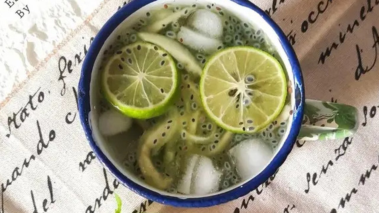 Resep es kuwut kelapa muda yang segar disajikan saat Lebaran. (dok. Cookpad @BundaArdhanKitchen)