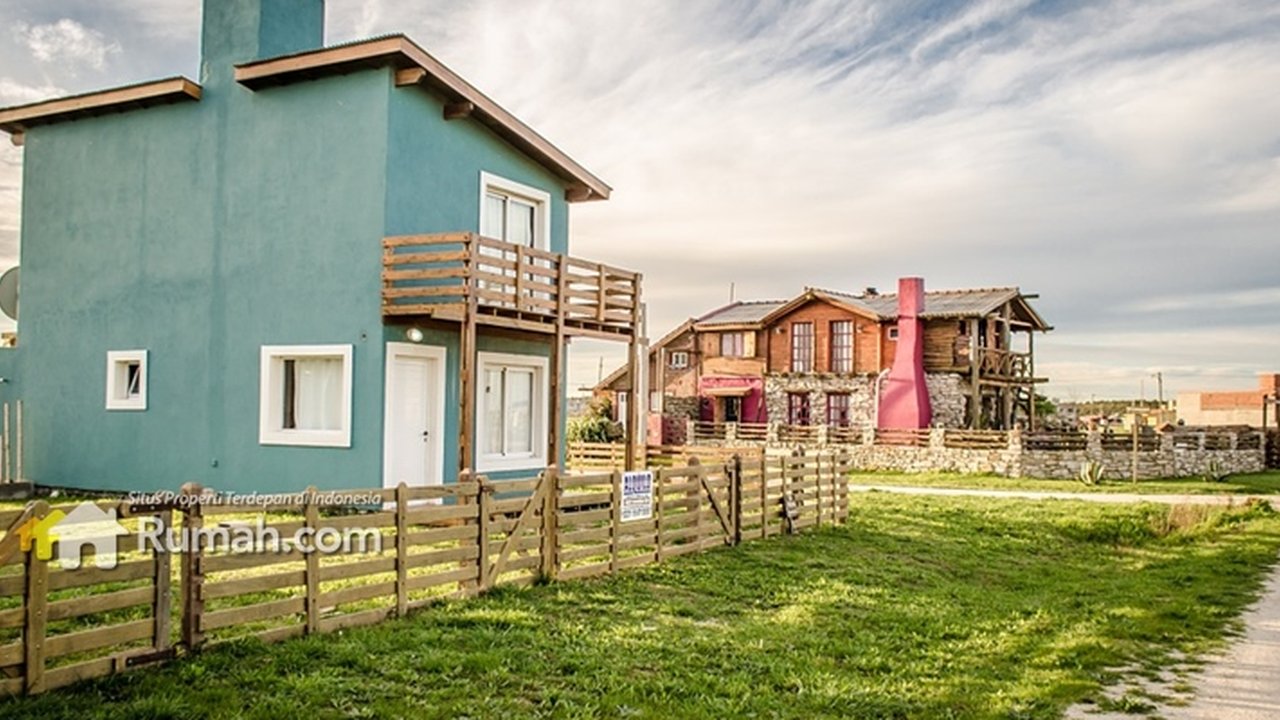 Presiden Jokowi meninjau langsung pembangunan rumah tahan gempa di Desa Sirnagalih, Kecamatan Cilaku, Kabupaten Cianjur, Senin (5/12/2022). Pemerintah membangun 200 unit rumah tahan gempa bagi warga terdampak lindu Cianjur. (Foto: Biro Pers Sekretariat Presiden)