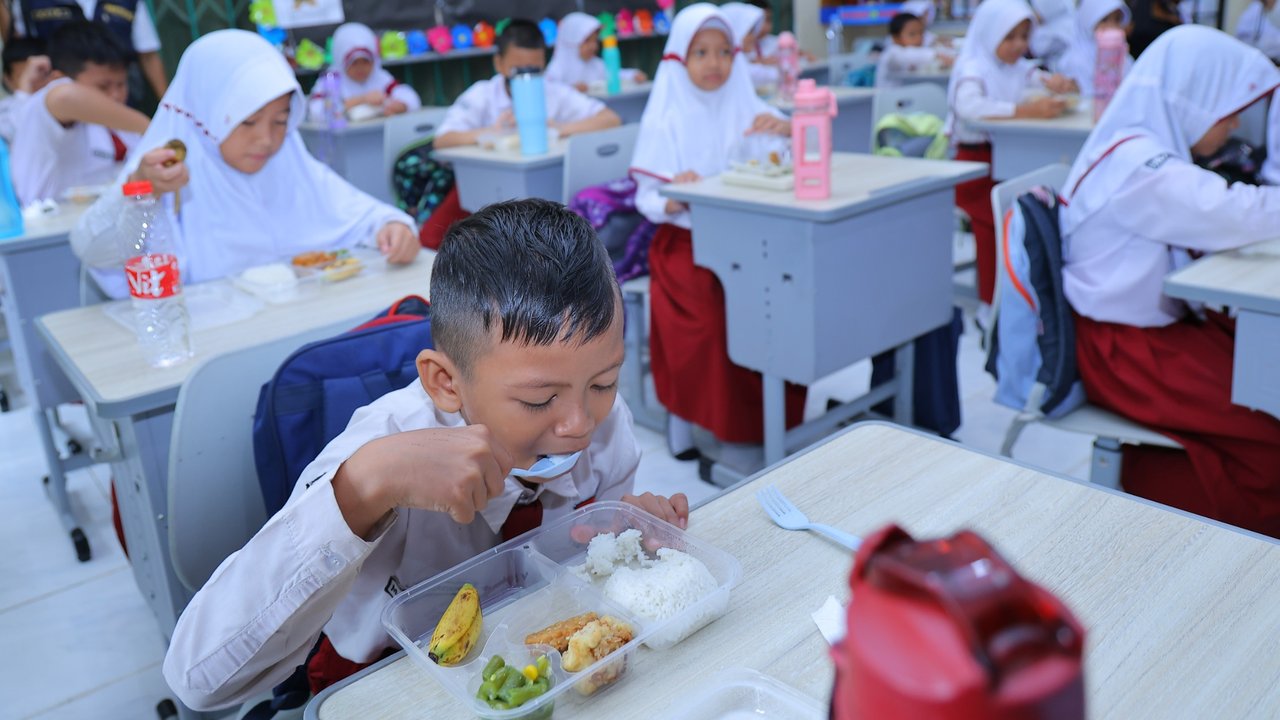makan bergizi gratis di Palembang