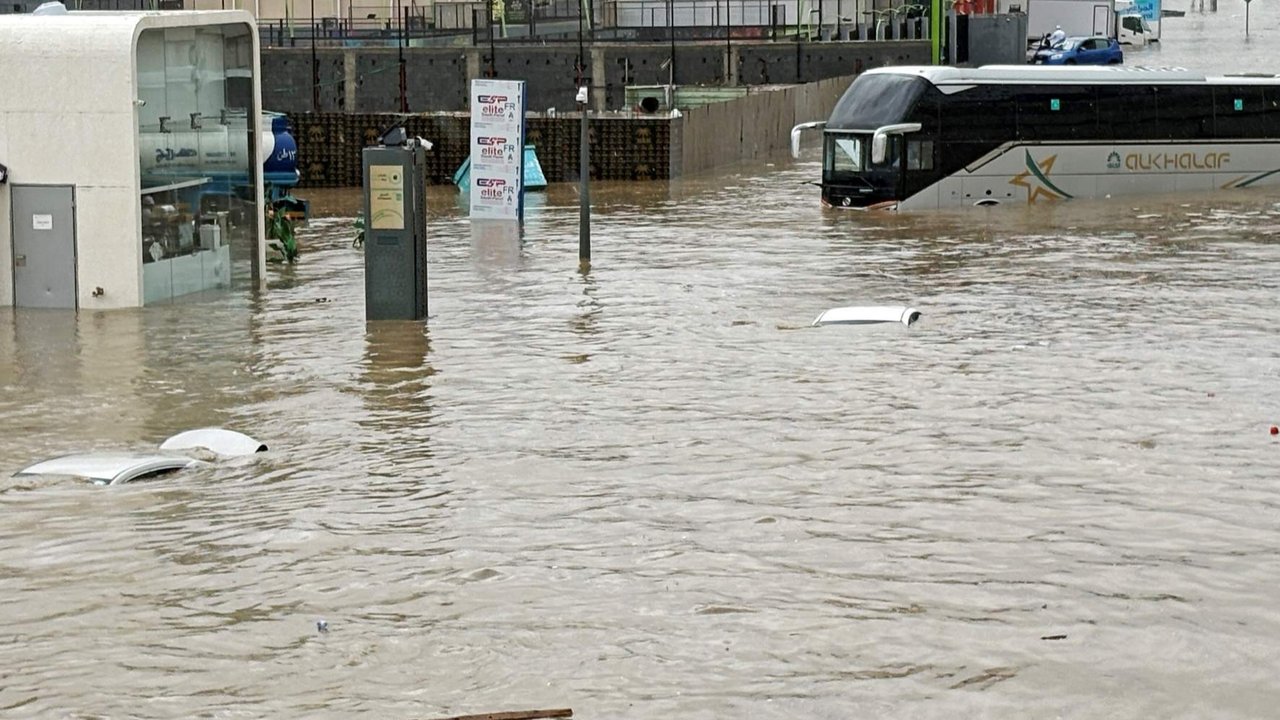 Banjir terjang Mekkah, Arab Saudi.