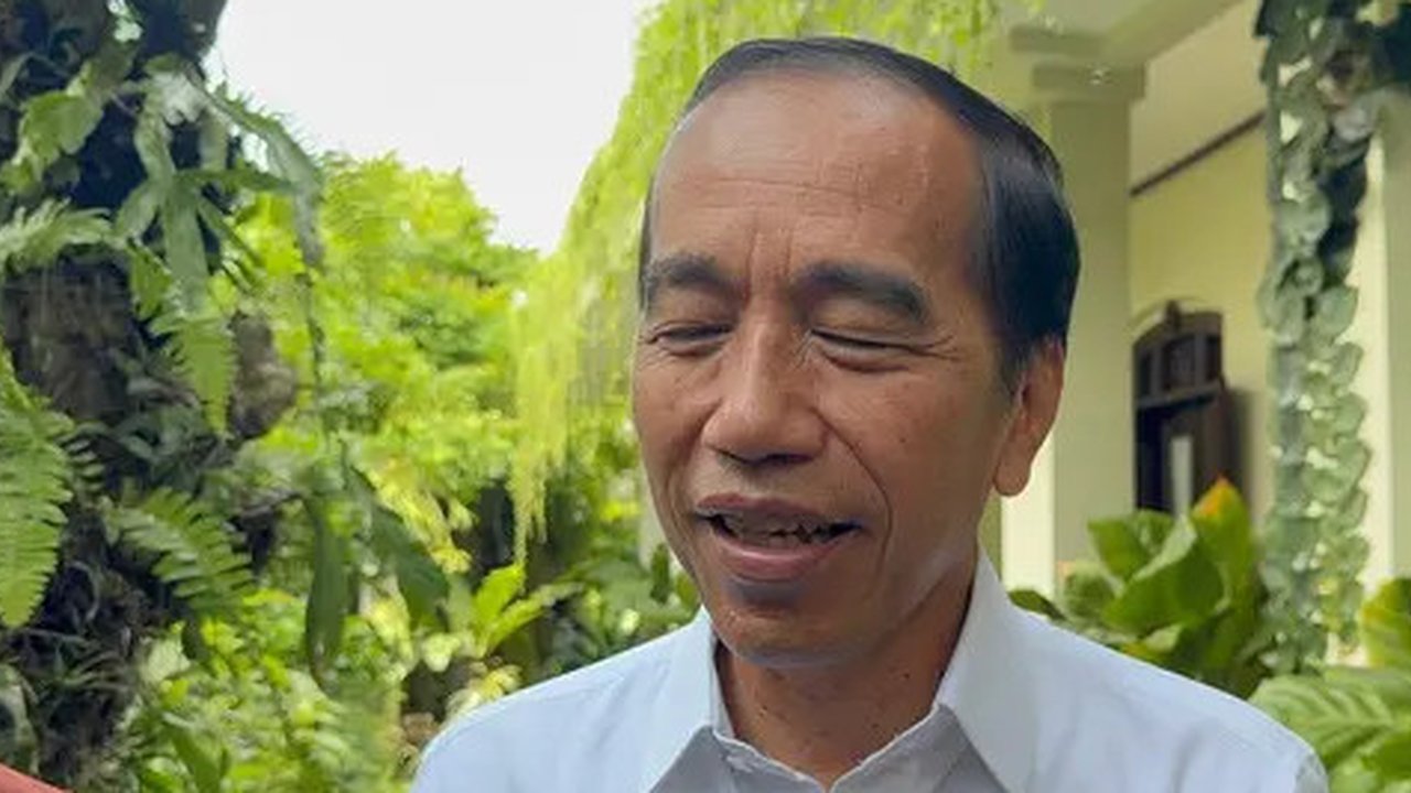 Jokowi juga melakukan sesi foto bersama Shin Tae-yong dan sejumlah pemain skuad Garuda. (Bola.com/M Iqbal Ichsan)