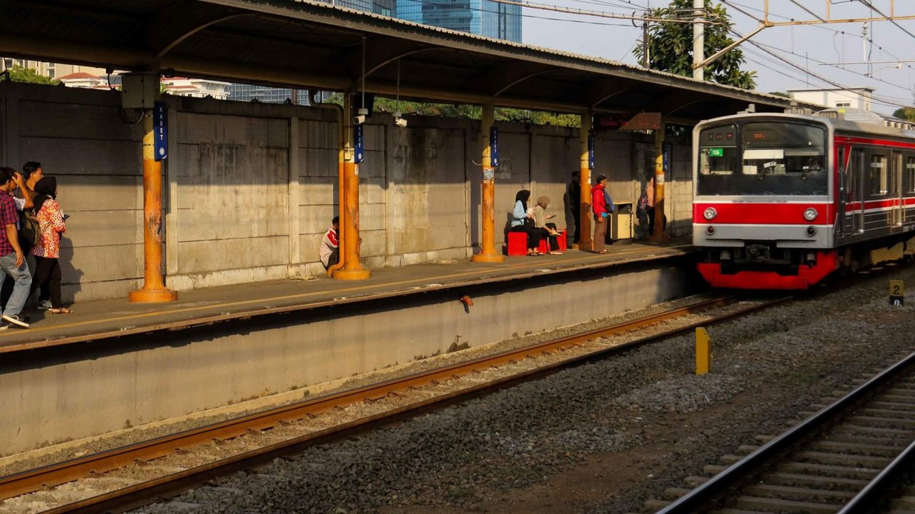 Penumpang menaiki KRL Commuterline di Stasiun Karet, Jakarta, pada Kamis (2/1/2025).