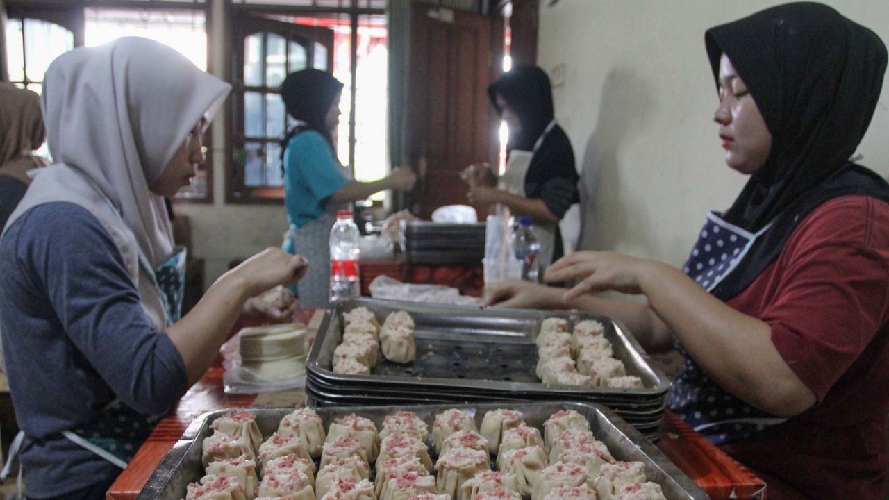 Pekerja menyelesaikan pembuatan dimsum di UMKM Griya Dimsum Bunda Imoet, Tangerang Selatan, Banten, Rabu (8/1/2025).