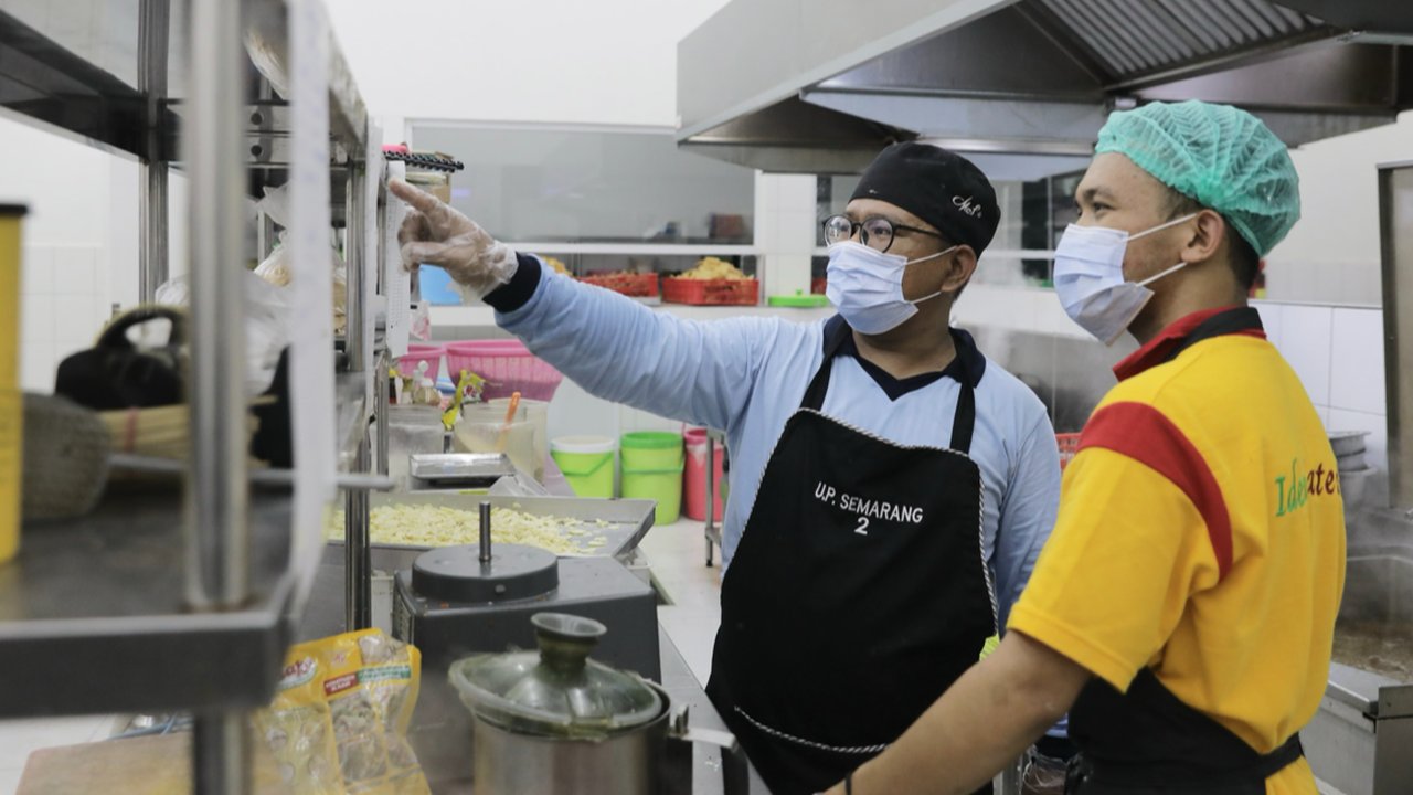 Banyak masyarakat lokal termasuk dirinya yang mendapat kesempatan lapangan pekerjaan baru.