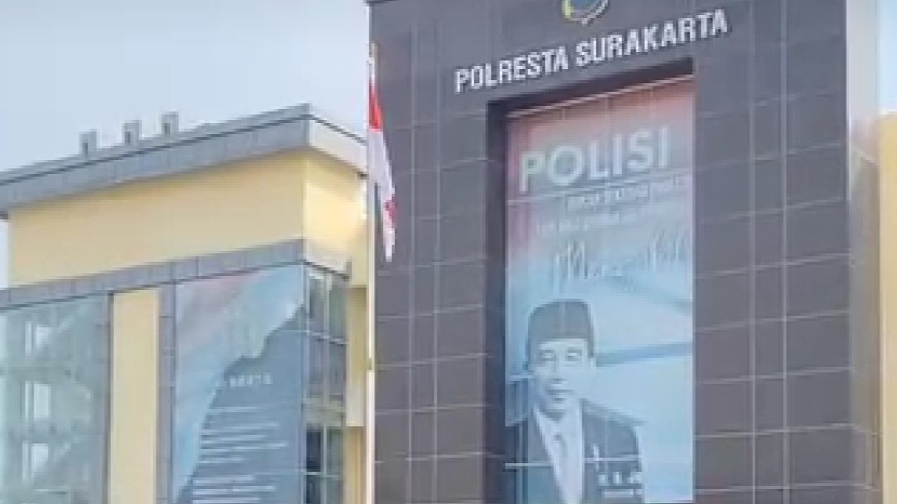 Poster Jokowi di Gedung Utama Mapolresta Surakarta