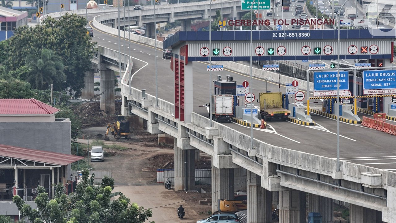 Kendaraan melintasi ruas Tol Becakayu yang bersebelahan dengan ruas Tol Ir Wiyoto Wiyono,  Jatinegara, Jakarta Timur, Senin (15/3/2021). GT Pisangan terdiri atas 2 GTO Single dan GTO Multi yang dapat dilalui kendaraan Golongan I, II, III, IV, dan V. (merdeka.com/Iqbal S. Nugroho)