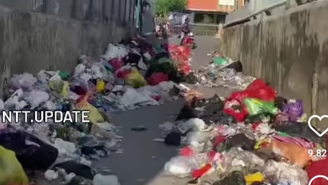 sampah berserakan di jalananan Kupang