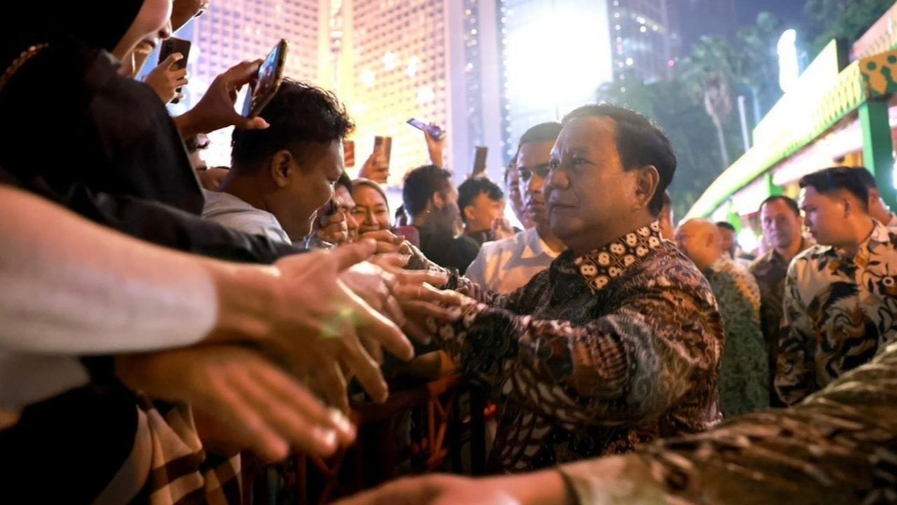 Presiden Prabowo Subianto menyawa warga yang meramaikan malam Tahun Baru 2025 di kawasan Bundaran HI, Jakarta, pada Rabu (1/1/2025).