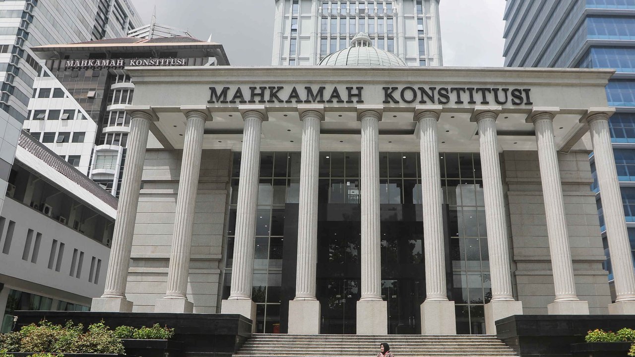 Ketua Mahkamah Konstitusi (MK) Suhartoyo didampingi Hakim Konstitusi Daniel Yusmic P Foekh dan Guntur Hamzah memimpin sidang perdana perselisihan hasil pemilihan Pilkada 2024 di Gedung Mahkamah Konstitusi, Jakarta, Rabu (8/1/2025).