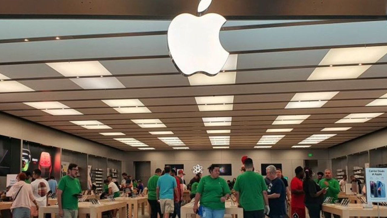 Apple perusahaan teknologi raksasa asal Amerika Serikat, dikabarkan membuka lowongan pekerjaan di Indonesia, kemungkinan dibuat untuk mendukung ketentuan ...