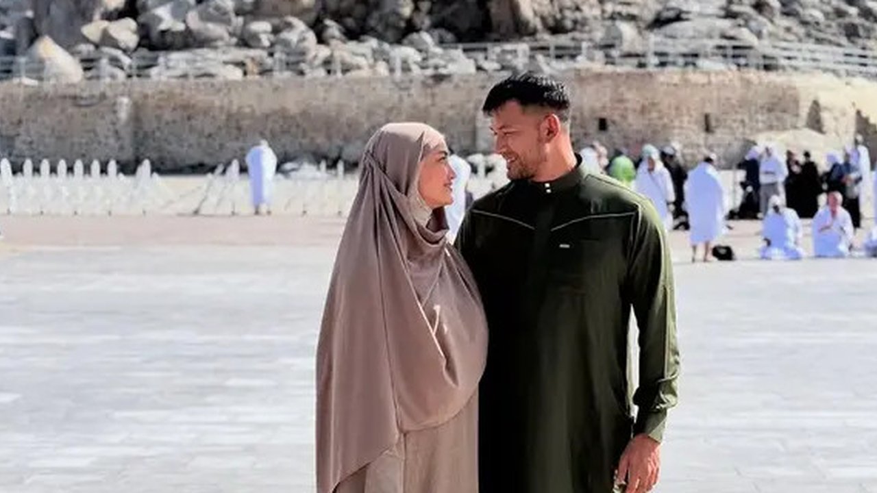 Penampilan Atiqah Hasiholan berhijab saat umrah bersama Rio Dewanto. (sumber: Instagram/riodewanto/atiqahhasiholan)