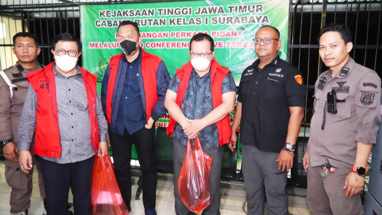 Tiga hakim pemberi vonis bebas Ronald Tannur yang terjaring operasi tangkap tangan (OTT) Kejaksaan Agung, kini ditahan dalam ruang tahanan isolasi selama 14 hari di cabang Rutan Kelas 1 Surabaya di Kejati Jatim. (Liputan6.com/ Dian Kurniawan)