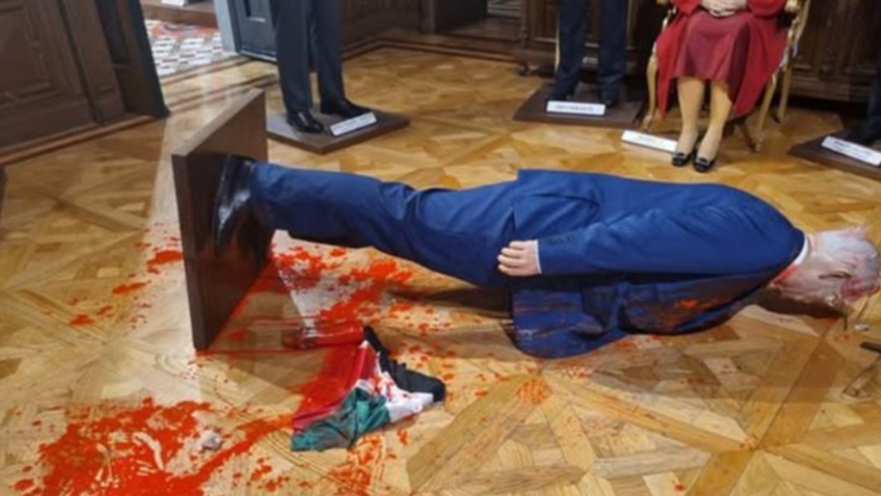 VIDEO Aktivis Bertopeng Hajar Patung Lilin Netanyahu Pakai Palu Sampai Terjengkang Bersimbah 'Darah' dan Serukan 
