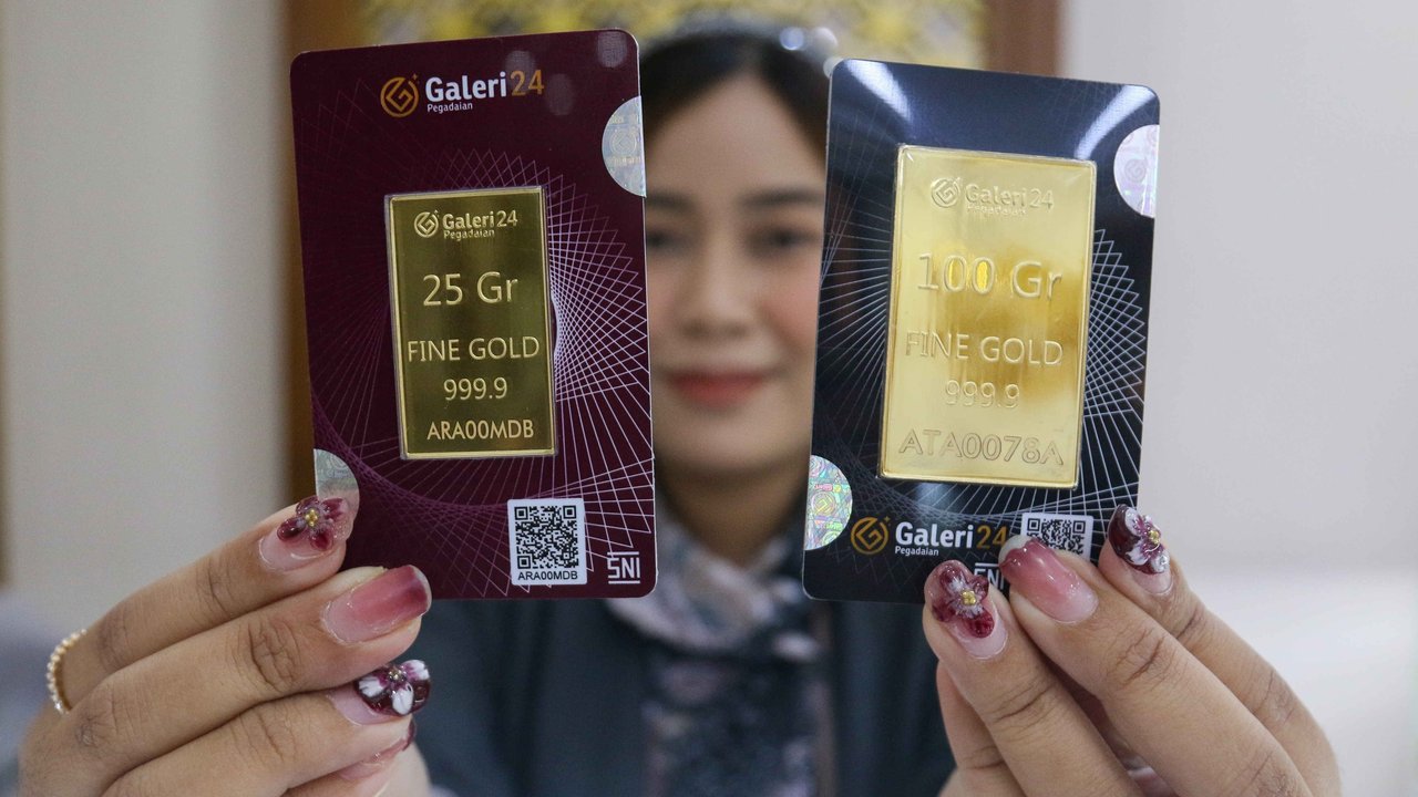 Calon pembeli memilih perhiasan emas di Galeri 24 Pegadaian, Jakarta, Rabu (8/1/2025).