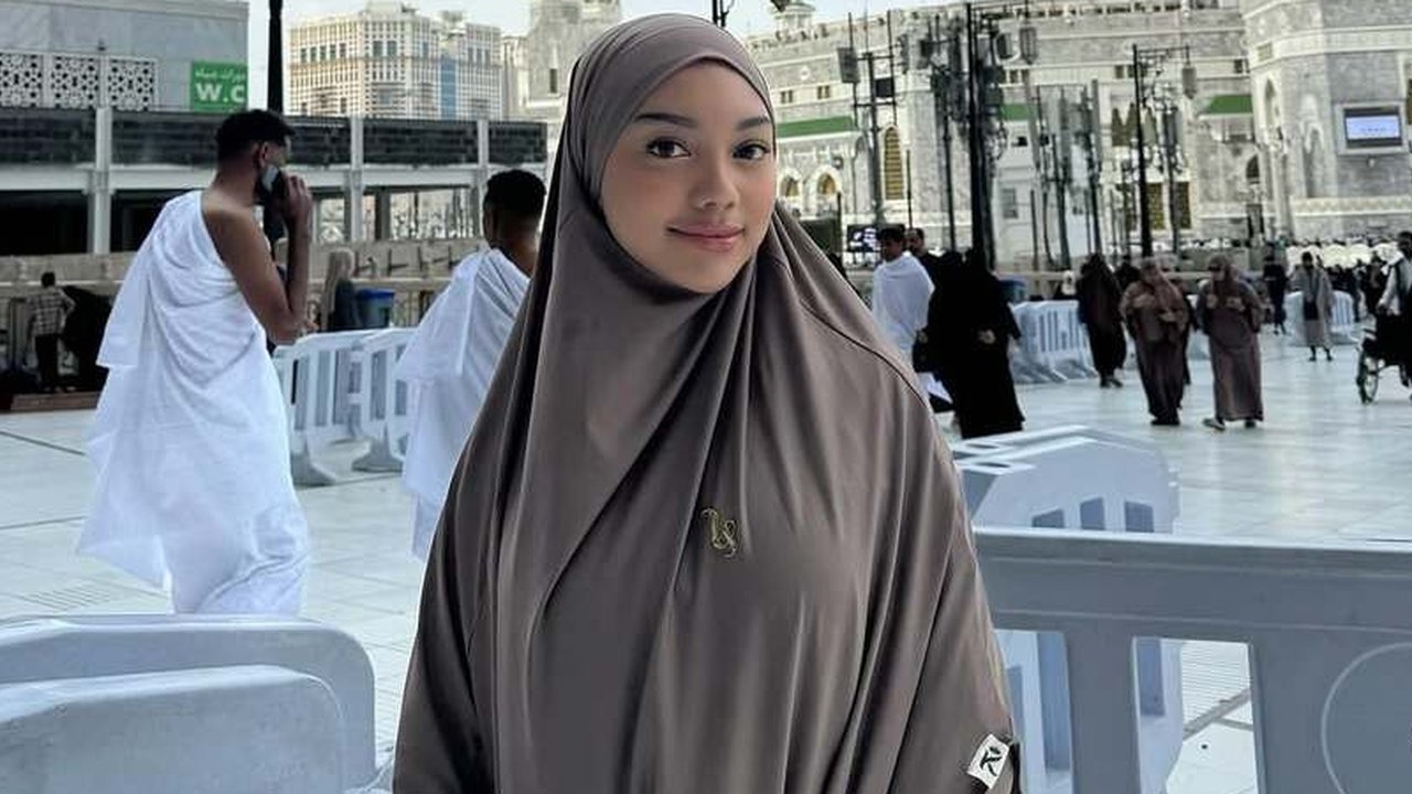 Tampil serba tertutup, anak gadis Nola B3 ini warisi kecantikan ibunya dan bahkan sering dipuji cantik oleh warganet.