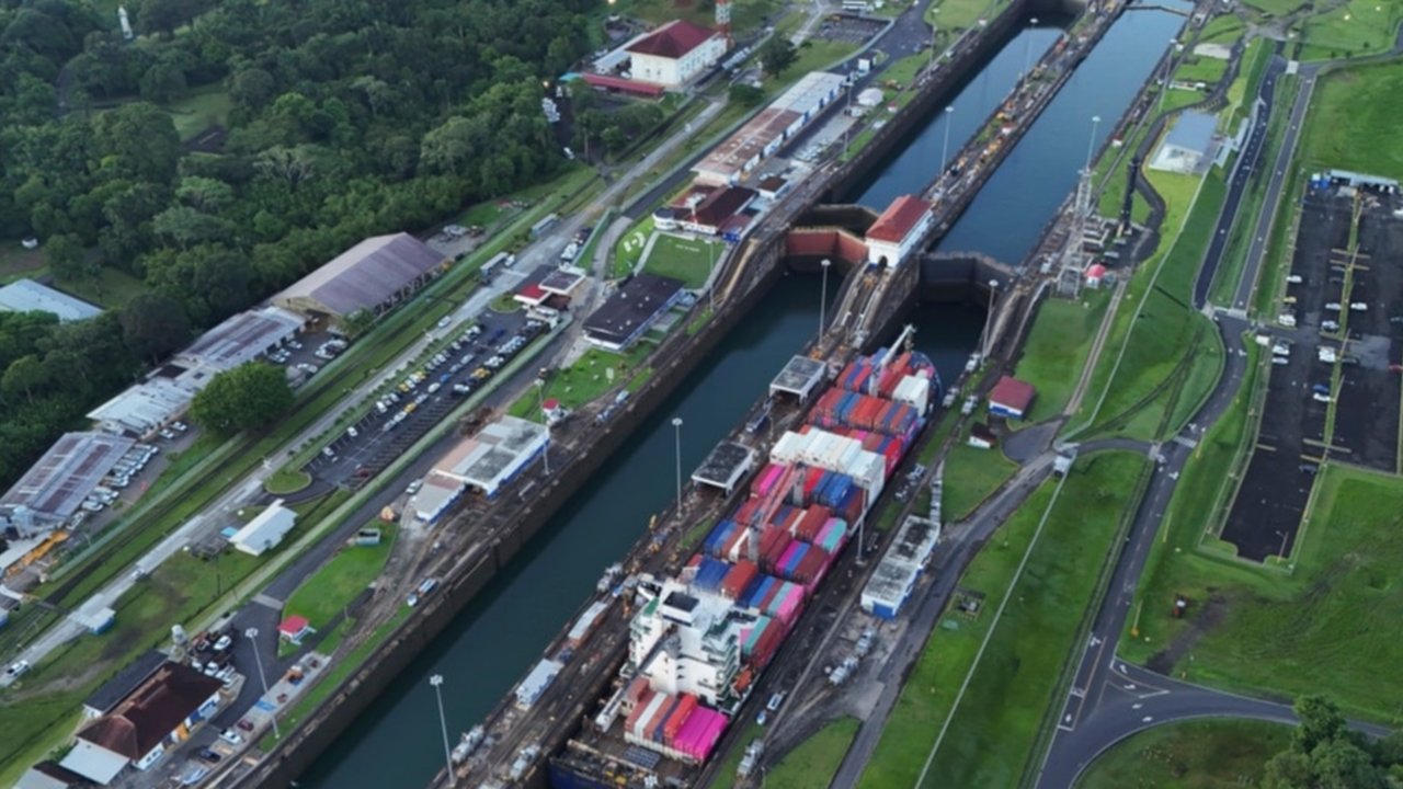 Terusan Panama sepenuhnya dimiliki oleh Panama berdasarkan perjanjian tahun 1977, dan kedaulatan negara tersebut tidak dapat dinegosiasikan, ujar Presiden ...