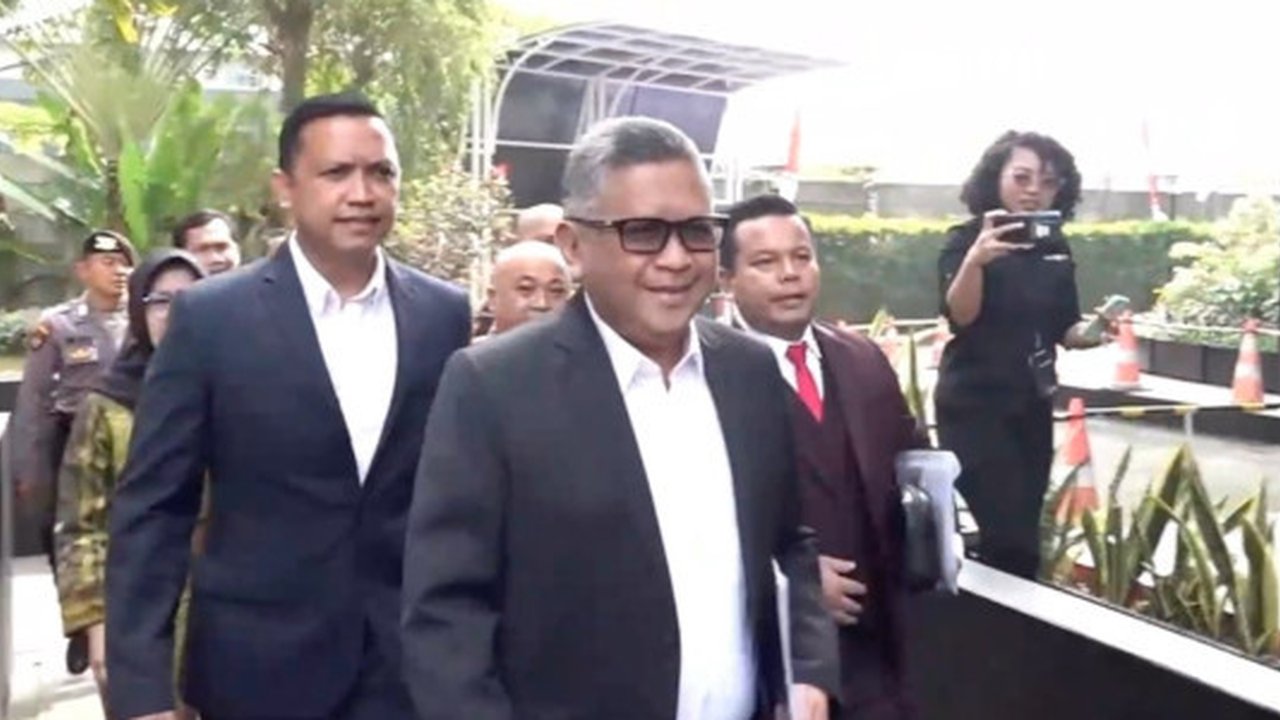 Hasto Kristiyanto memenuhi panggilan KPK sebagai  saksi kasus korupsi Harun Masiku yang sudah buron sejak 2019. (Liputan6.com/Herman Zakharia)