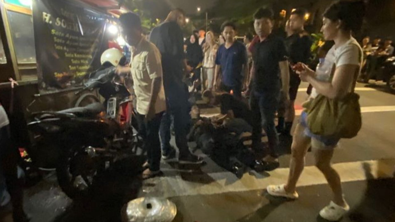 Mobil Tabrak Motor, Warung hingga Gerobak di Jalan Patal Senayan