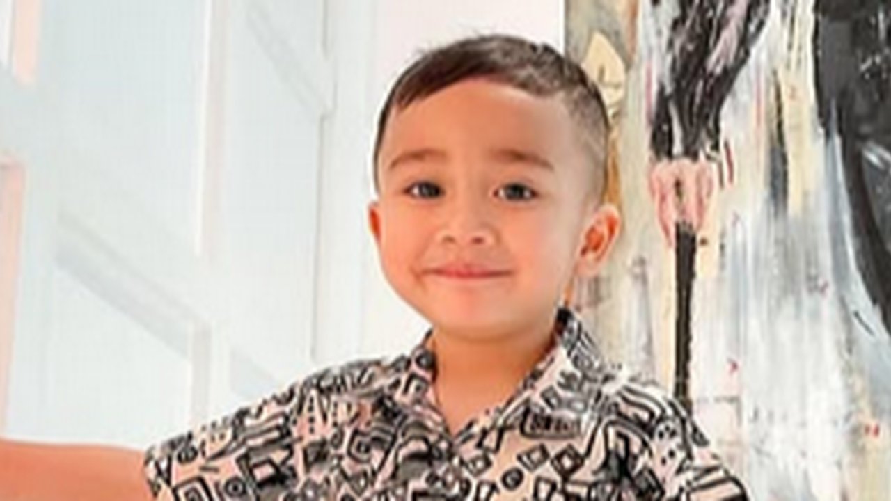 Disebut Penerus Raffi Ahmad, Potret Rayyanza Berpose Bak Model Cilik Pakai Seragam Sekolah di Rumah Curi Perhatian