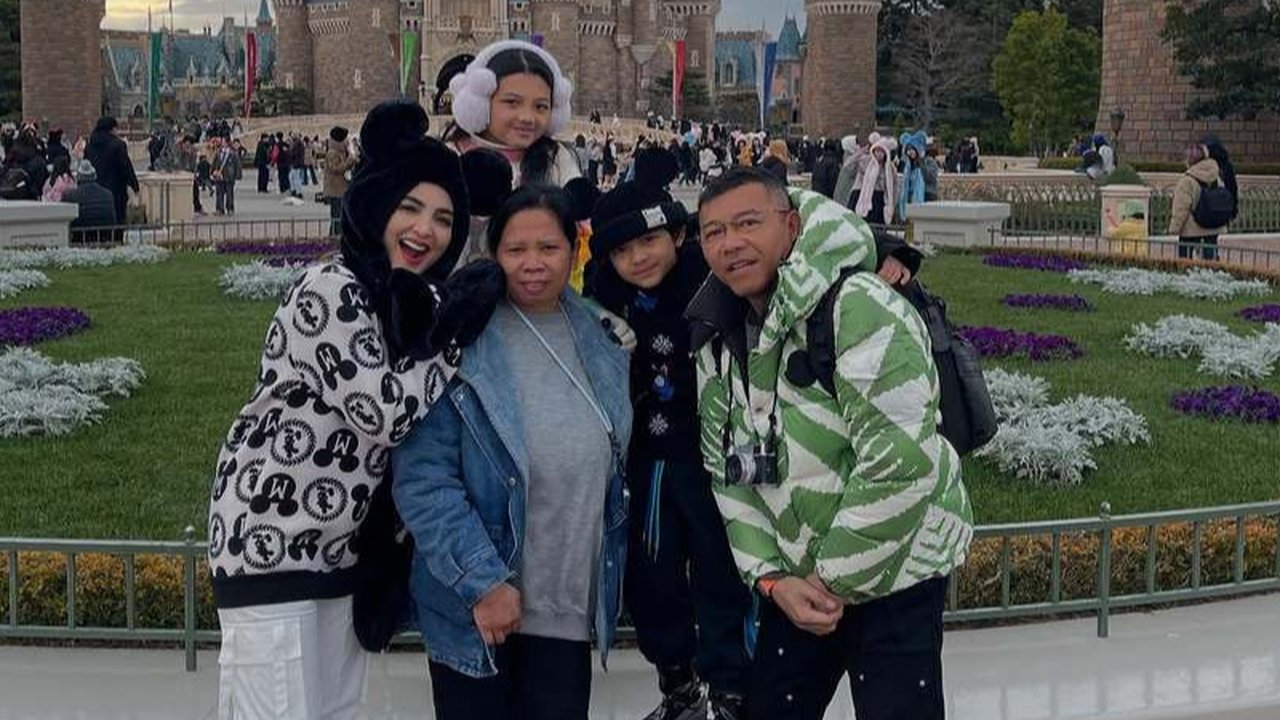 Netizen menyebut Suwarsiha sebagai salah satu asisten rumah tangga artis yang begitu beruntung, mirip seperti Mbak Lala & Sus Rini di keluarga Raffi & Nagita.