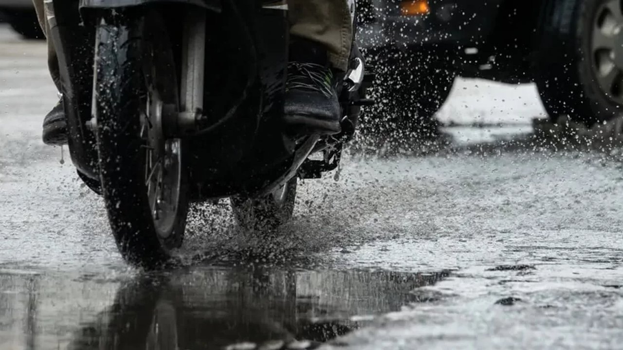 Jalan Basah dan Terendam Air? Inilah Tips Aman Mengemudi di Musim Hujan