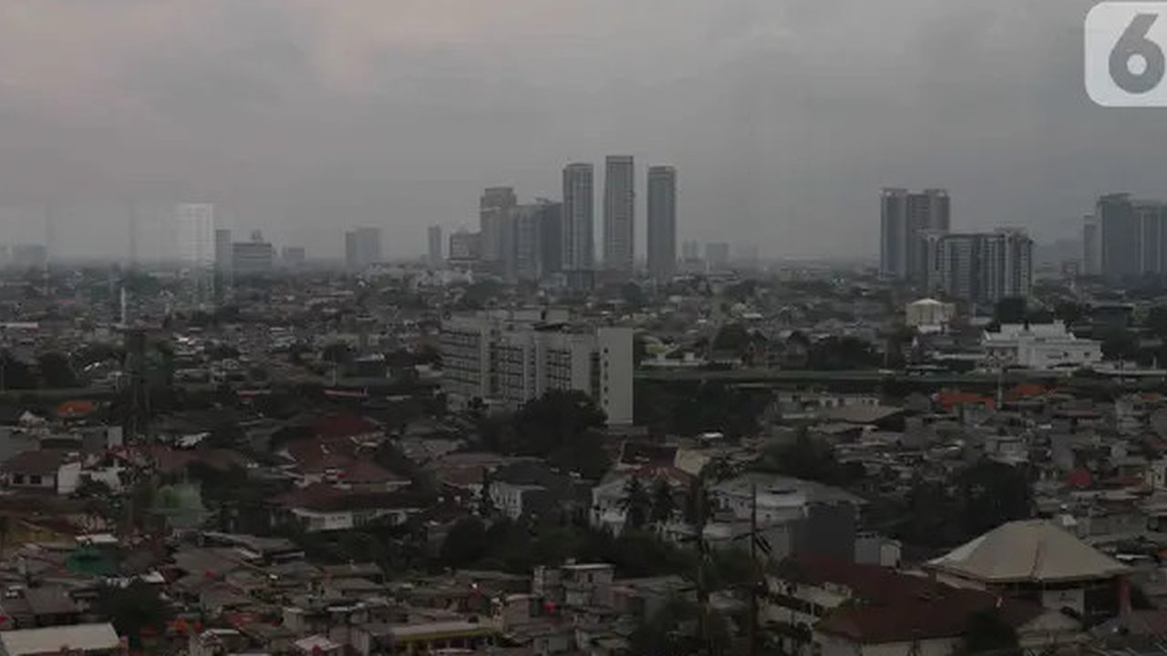 Suasana gedung bertingkat dan permukiman warga di kawasan Jakarta, Senin (17/1/2022). Bank Dunia memproyeksikan pertumbuhan ekonomi Indonesia pada tahun 2022 mencapai 5,2 persen. (Liputan6.co