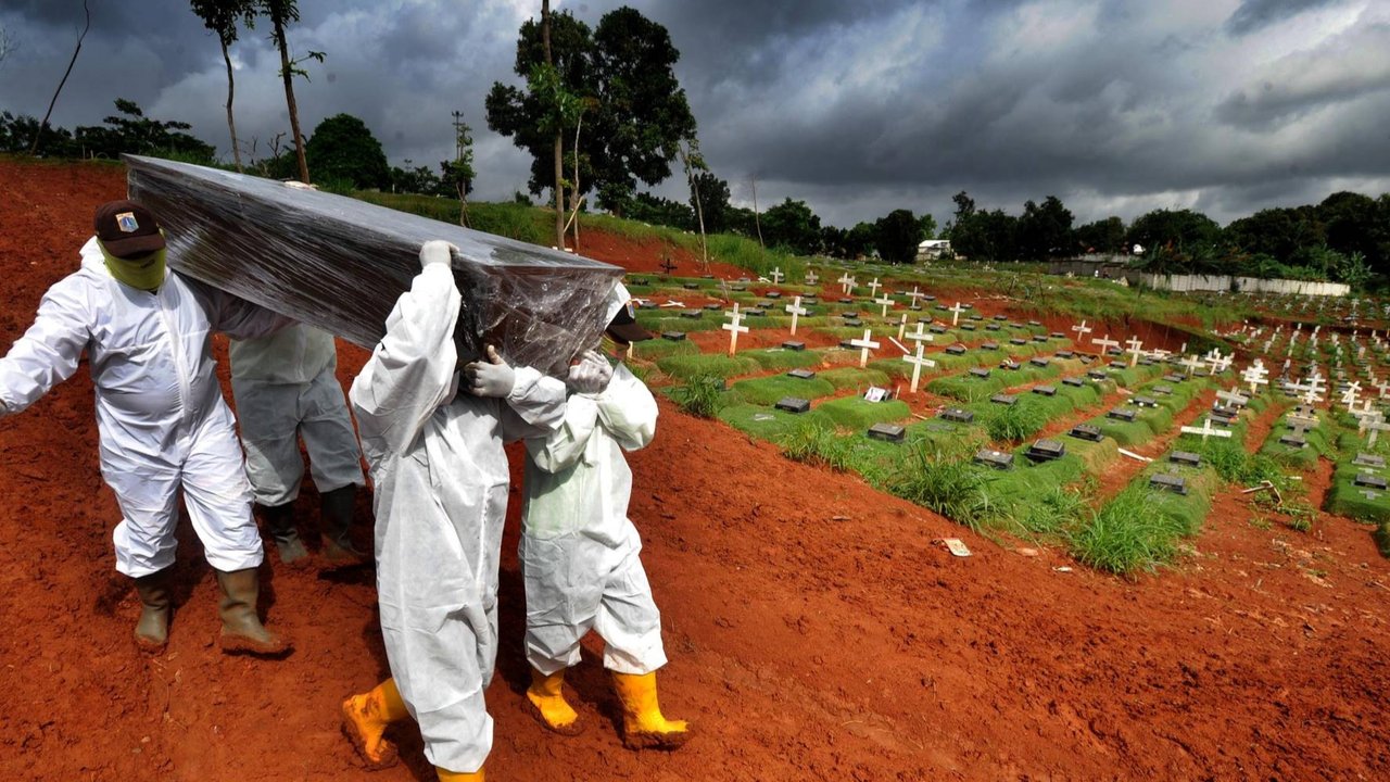 Petugas dengan pakaian pelindung memeriksa seorang pria tua yang tergeletak dan meninggal di sebuah jalan dekat rumah sakit di Wuhan, China, selama pandemi Covid-19, pada 30 Januari 20220.