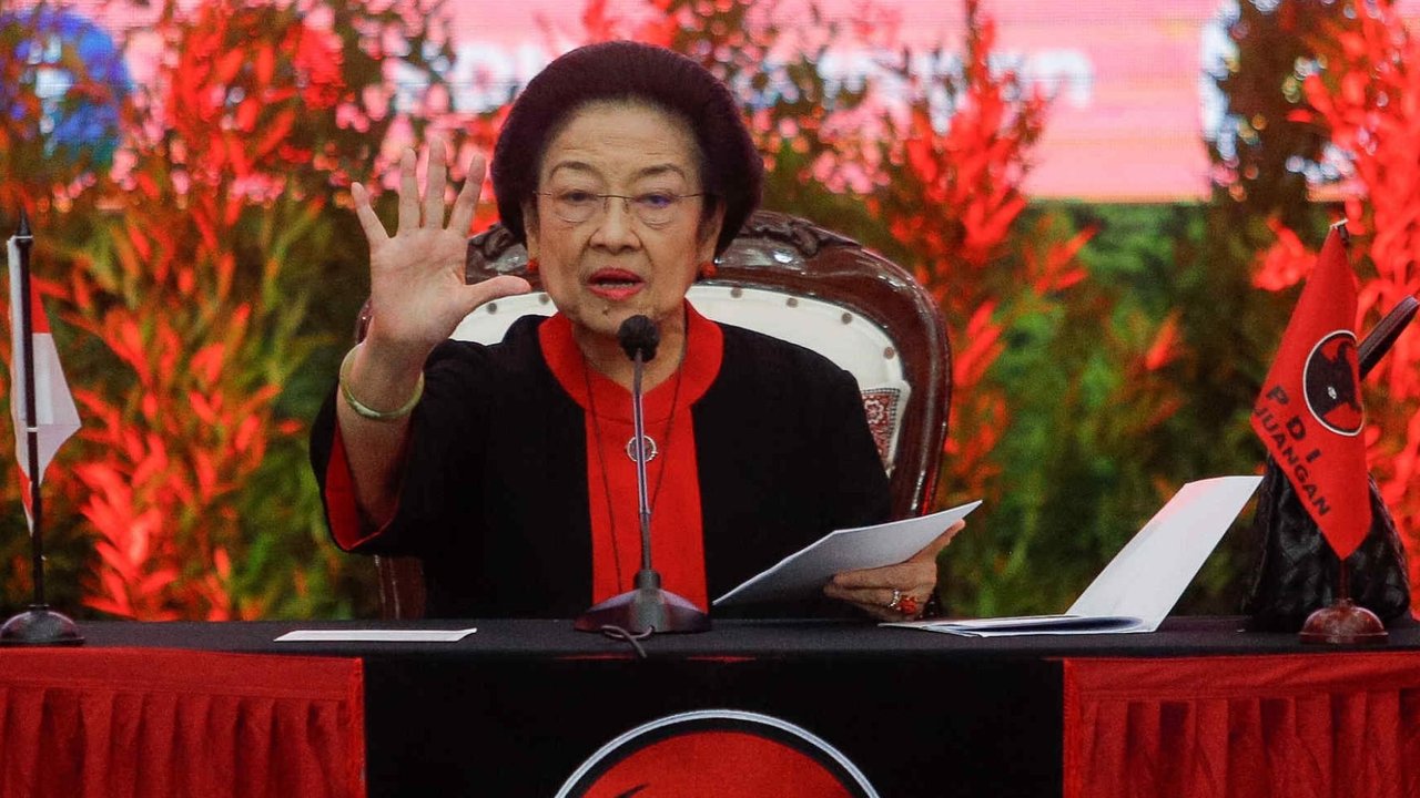 PDIP (8) Ketua Umum PDI Perjuangan Megawati Soekarnoputri (keempat kanan) didampingi Ketua DPP Prananda Prabowo (ketiga kanan) berfoto bersama sejumlah bakal calon gubernur dan wakil gubernur yang akan diusung dalam Pilkada 2024 di Jakarta, Kamis (22/8/2024). PDI Perjuangan resmi memberikan dukungan kepada 169 bakal calon kepala daerah termasuk enam bakal calon gubernur untuk daerah Jambi, Kepulauan Bangka Belitung, Kepulauan Riau, Bali, Papua Tengah dan Papua Selatan dalam Pilkada 2024.