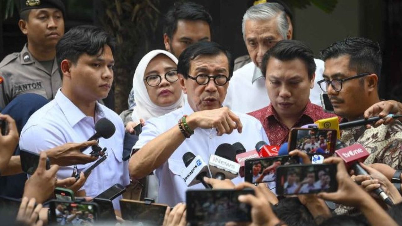 Kepada wartawan, Yasonna H Laoly mengaku diperiksa penyidik KPK terkait dua status yang dia emban, yakni selaku Ketua DPP PDIP dan mantan Menteri Hukum dan HAM. (Liputan6.com/Herman Zakharia)