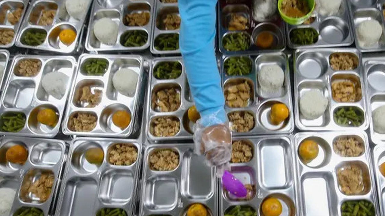 Untuk diketahui, menu yang dihadirkan dan diolah di dapur untuk Makan Bergizi Gratis dikelola langsung oleh Satuan Pelayanan Pemenuhan Gizi (SPPG) yang ditunjuk Badan Gizi Nasional (BGN). (me