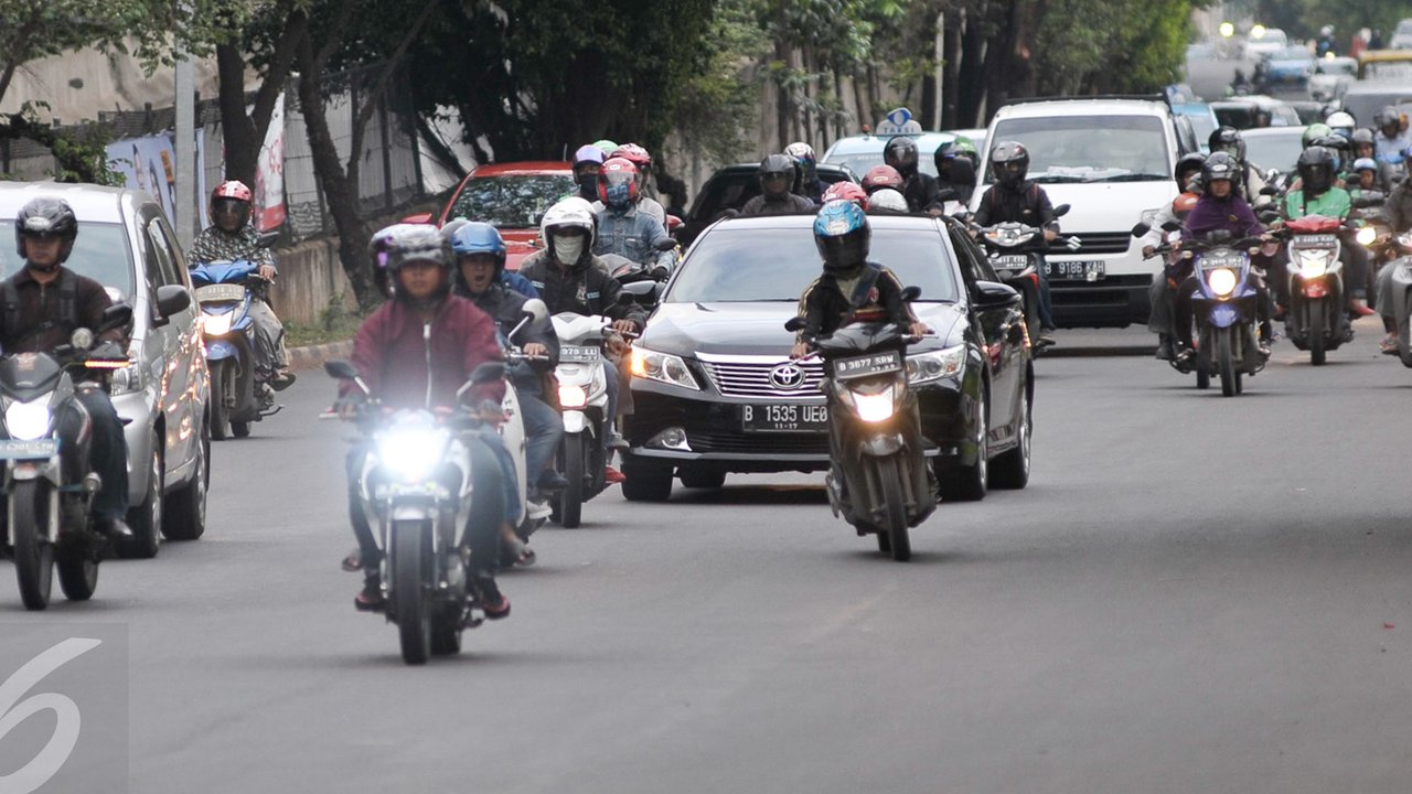 Sejumlah kendaraan melintas di Jalan TB Simatupang, Jakarta, Senin (12/12). Dinas Perhubungan dan Transportasi Jaksel menyiagakan petugas di titik-titik rawan kemacetan untuk antisipasi penumpukan kendaraan saat arus balik. (Liputan6.com/Yoppy renato)
