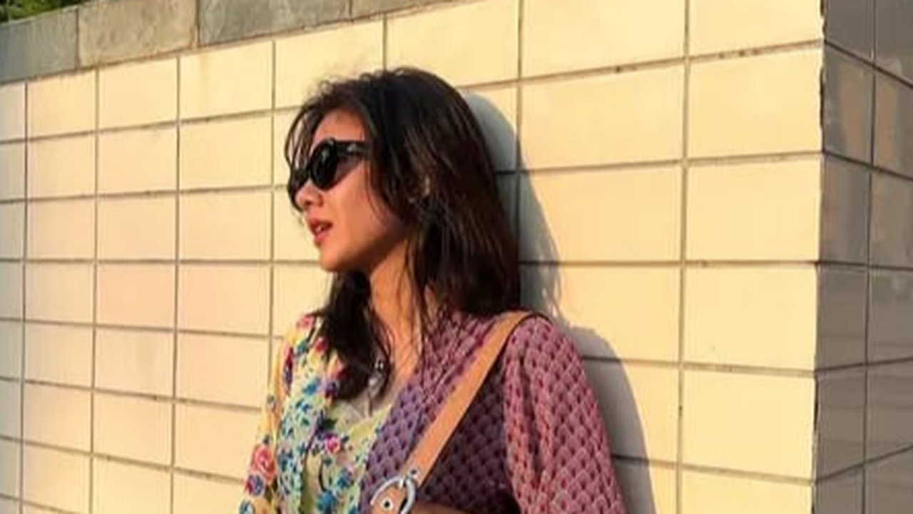Potret Shenina Cinnamon Padukan Gaya Casual dan Vintage, Tetap Stylish