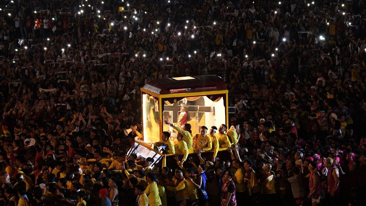 Lautan Umat Katolik Arak Patung Yesus Black Nazarene di Filipina.