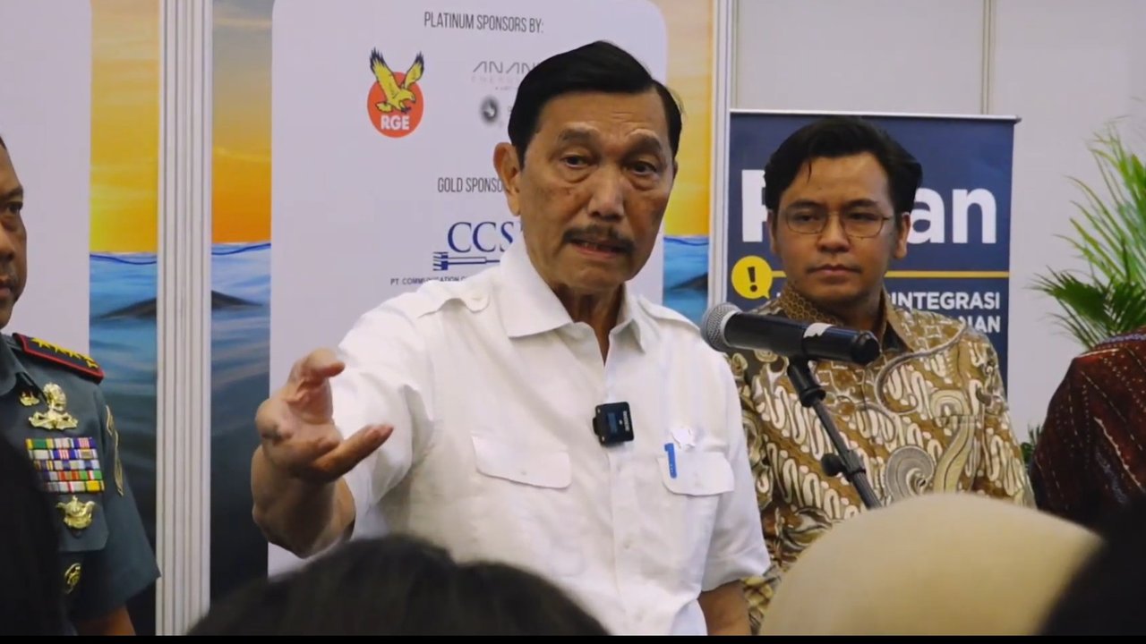 <p>Menteri Koordinator Bidang Kemaritiman dan Investasi, Luhut Binsar Pandjaitan ditemui di JCC Senayan, Jakarta, Rabu (14/8/2024). Menko Luhut mengungkap mengenai masa depan PLTU Suralaya. (Arief/Liputan6.com)</p>