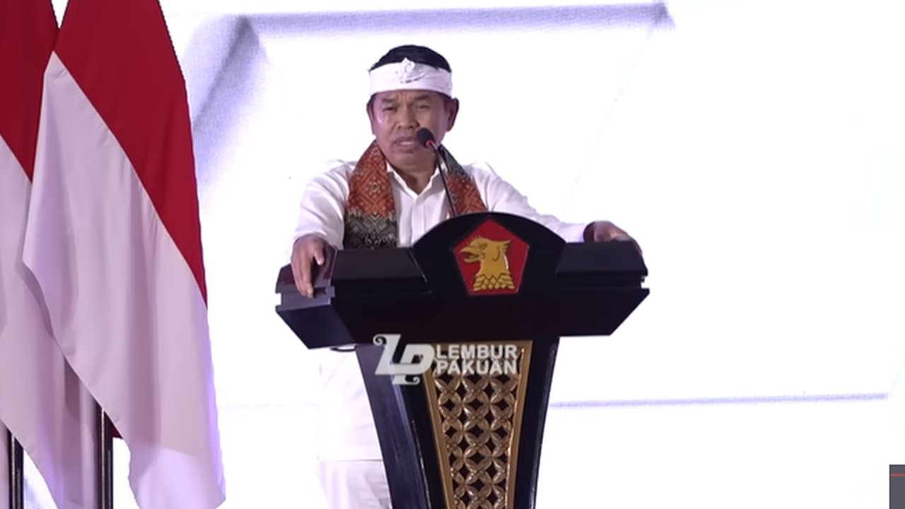 Bantu Korban Bencana, Dedi Mulyadi Lelang Ikat Kepala Capai Rp1,6 Miliar