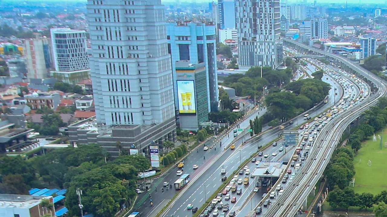 Gedung-gedung bertingkat di kawasan Gatot Subroto, Jakarta, Selasa (10/12/2024). Pertumbuhan ekonomi Indonesia ditargetkan dapat tercapai sebesar 8 persen pada tahun 2028-2029.