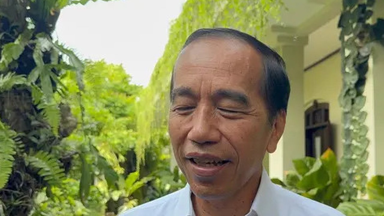 Jokowi juga melakukan sesi foto bersama Shin Tae-yong dan sejumlah pemain skuad Garuda. (Bola.com/M Iqbal Ichsan)