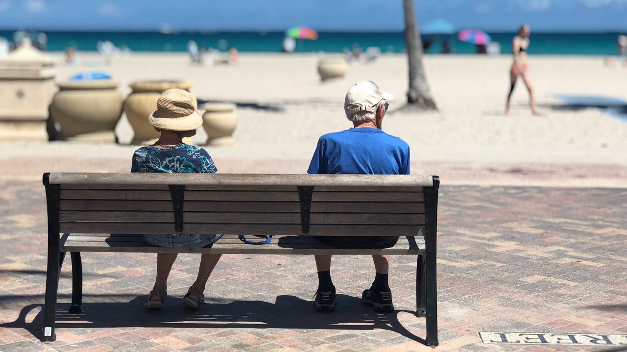 <p>Ilustrasi guru pensiun, purna tugas. (Image by Freepik)</p>