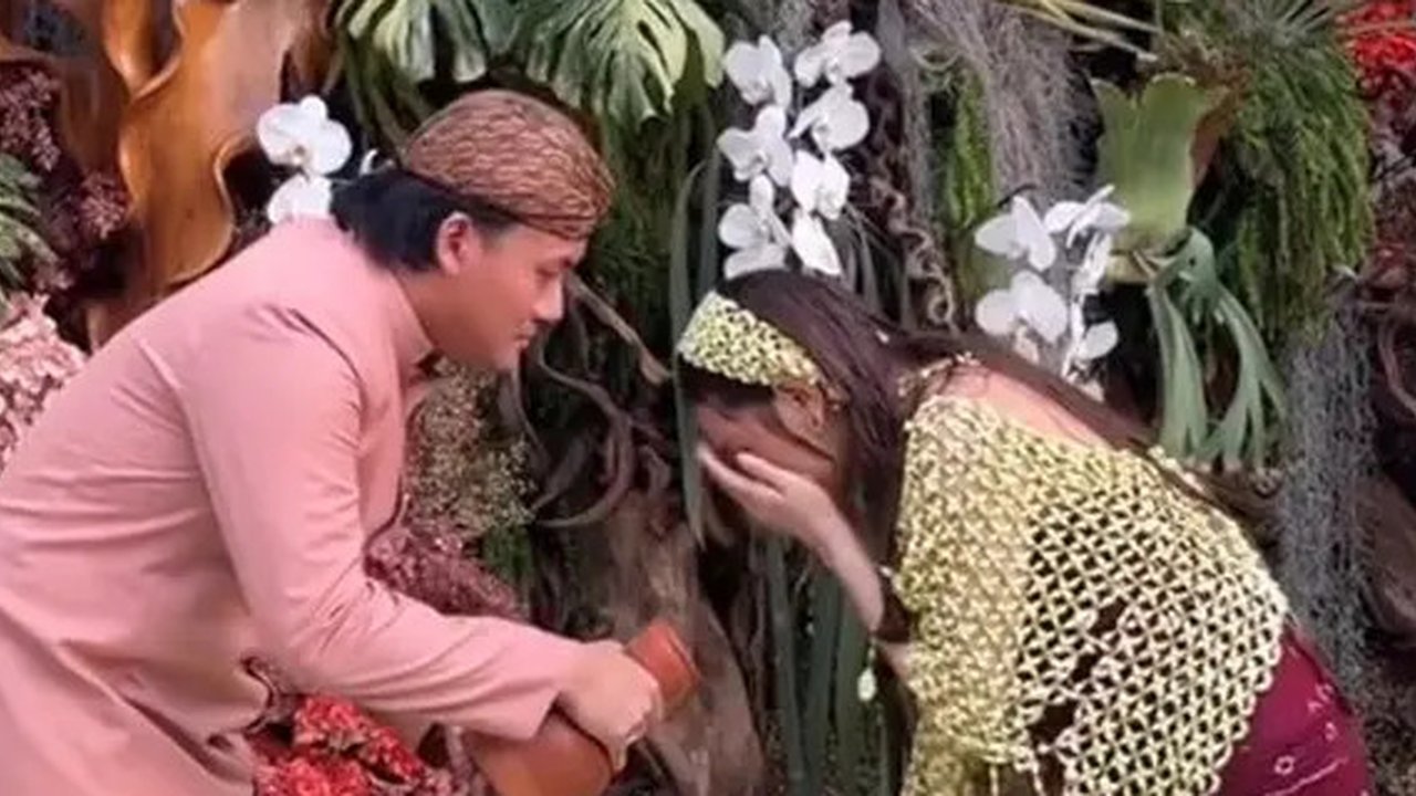 Momen Mahalini Wudhu dan Baca Al-Fatihah. (Sumber: TikTok/@yuarethewan/@keanuagl)