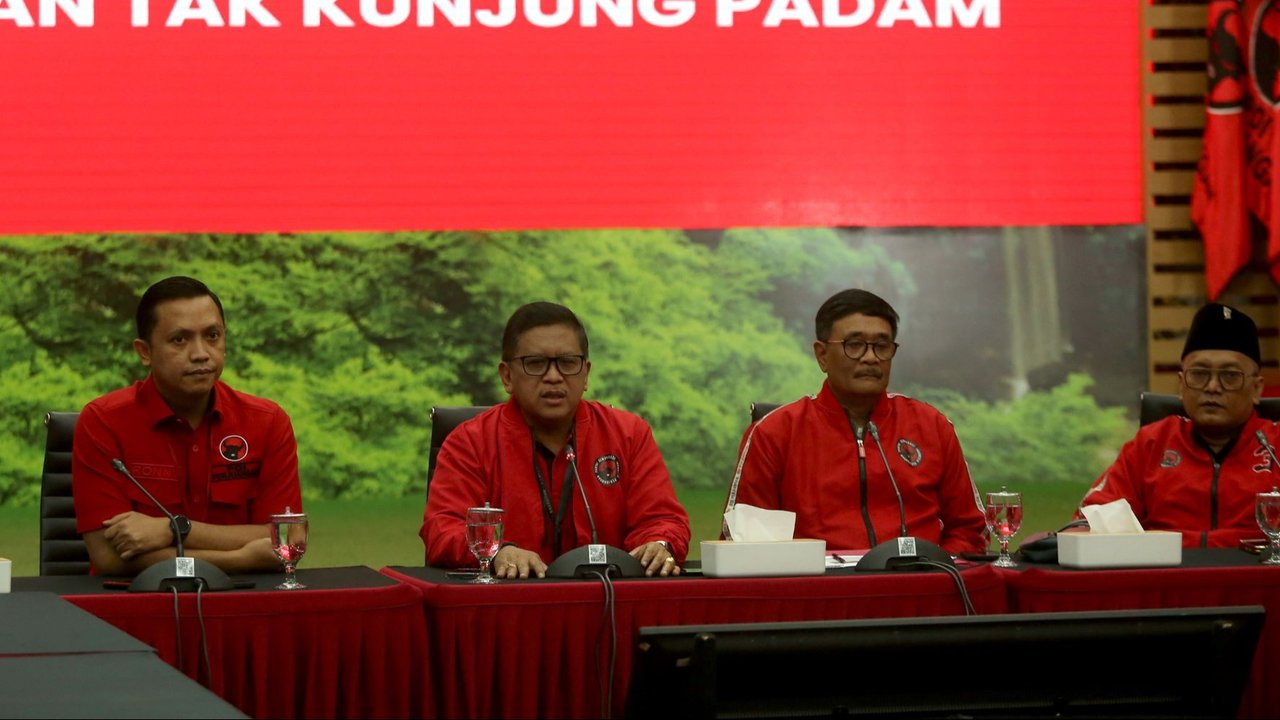 Sekjen PDIP Hasto Kristiyanto memberikan keterangan pers menjelang HUT ke-52 PDIP di kantor DPP PDIP, Jakarta, pada Kamis (9/1/2025).