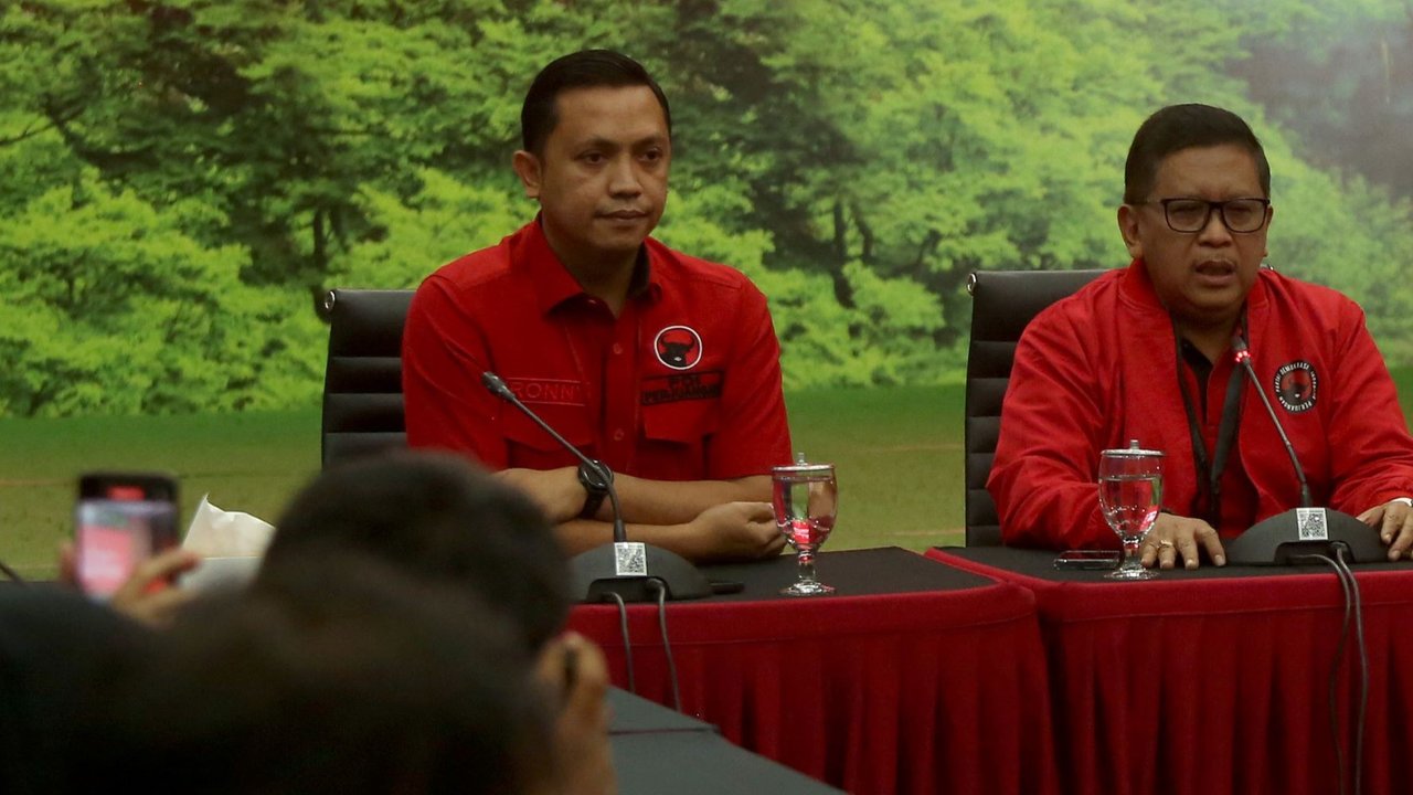 Sekjen PDIP Hasto Kristiyanto memberikan keterangan pers menjelang HUT ke-52 PDIP di kantor DPP PDIP, Jakarta, pada Kamis (9/1/2025).