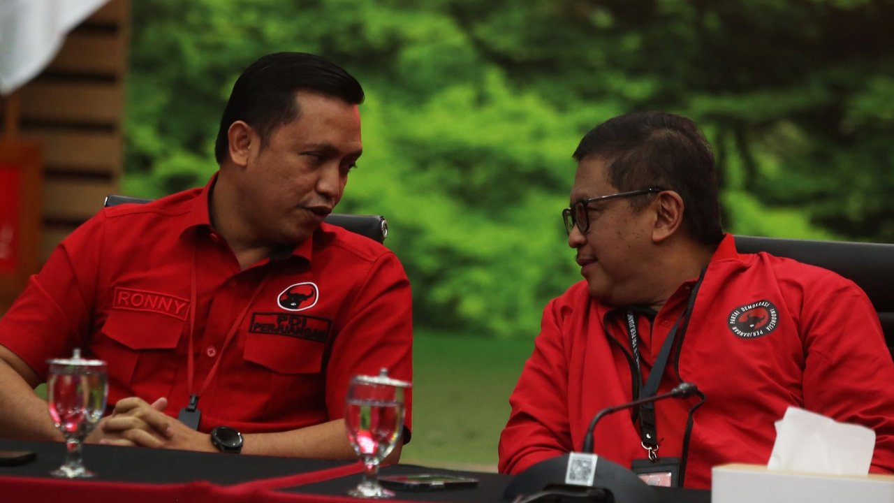 Sekjen PDIP Hasto Kristiyanto memberikan keterangan pers menjelang HUT ke-52 PDIP di kantor DPP PDIP, Jakarta, pada Kamis (9/1/2025).