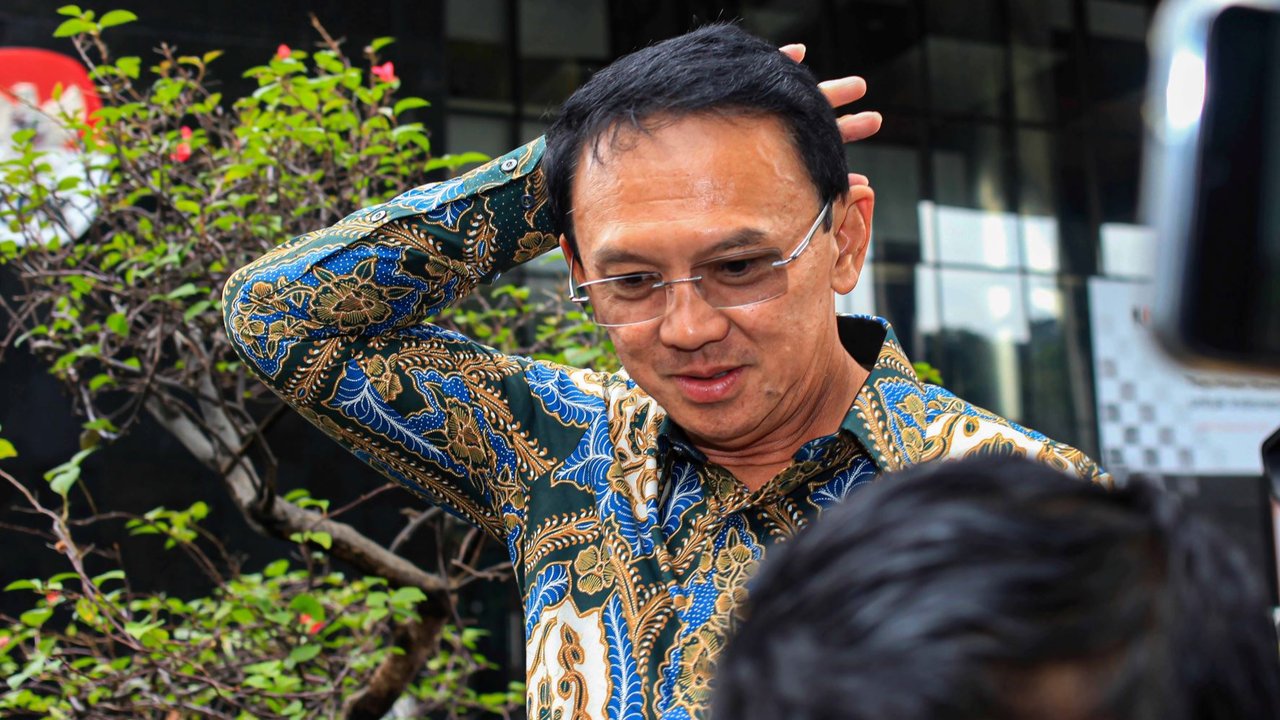 Ekspresi Ahok Garuk-Garuk Kepala Usai Diperiksa KPK, Sebut Kasus LNG Bukan di Zamannya.