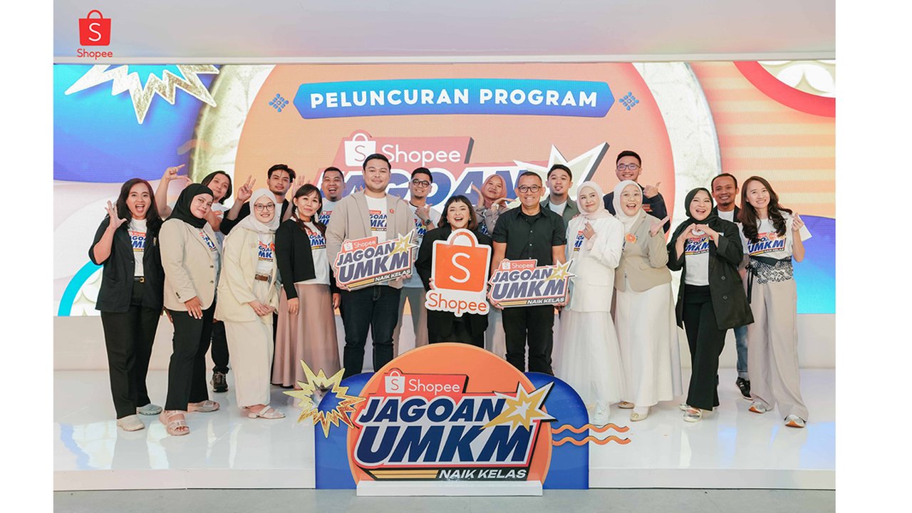 Head of Corporate Affairs Shopee Indonesia, Satrya Pinandita, Founder & CMO BLP Beauty, Lizzie Parra, dan Senior Director of Brand Marketing Shopee Indonesia, Jerry Gunawan meresmikan program kompetisi UMKM perdana dari Shopee bersama 20 besar finalis Jagoan UMKM