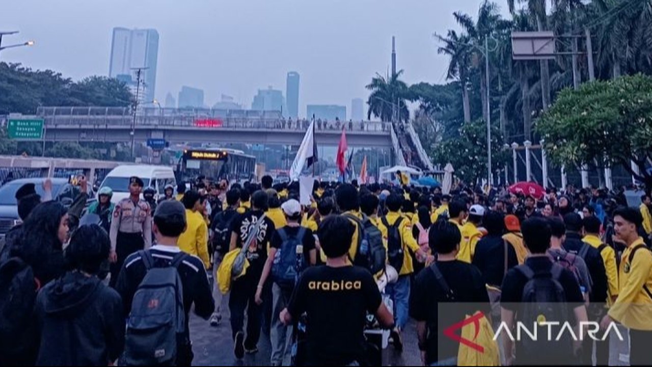 Ribuan mahasiswa dari berbagai kampus di Jakarta menggelar unjuk rasa di depan Gedung DPR/MPR, menyuarakan tuntutan 17+8. Bagaimana aksi damai ini berakhir dan apa saja poin krusial yang mereka sampaikan?