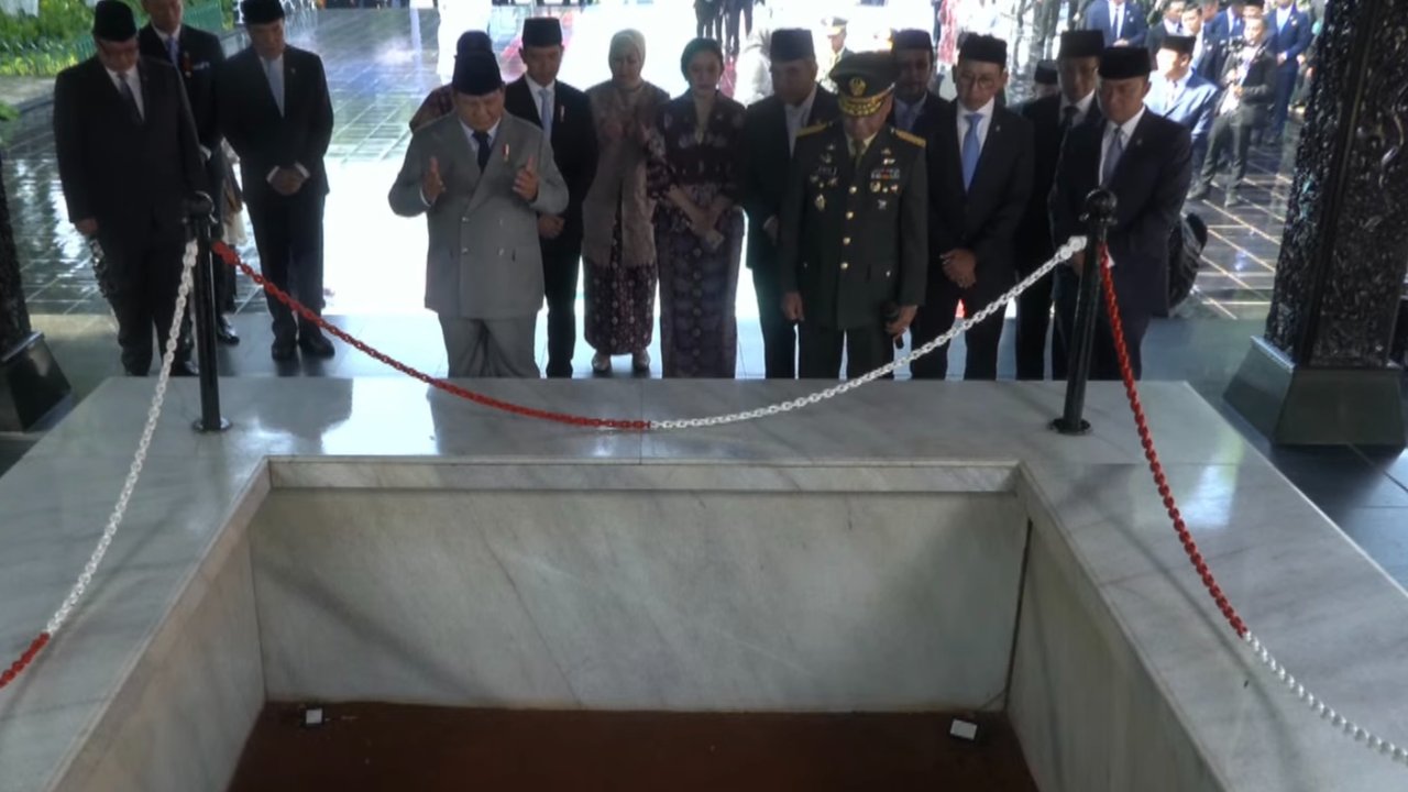 Prabowo Saksikan Sumur Lubang Buaya, Lagu Gugur Bunga Mengiringi Momen Khidmat