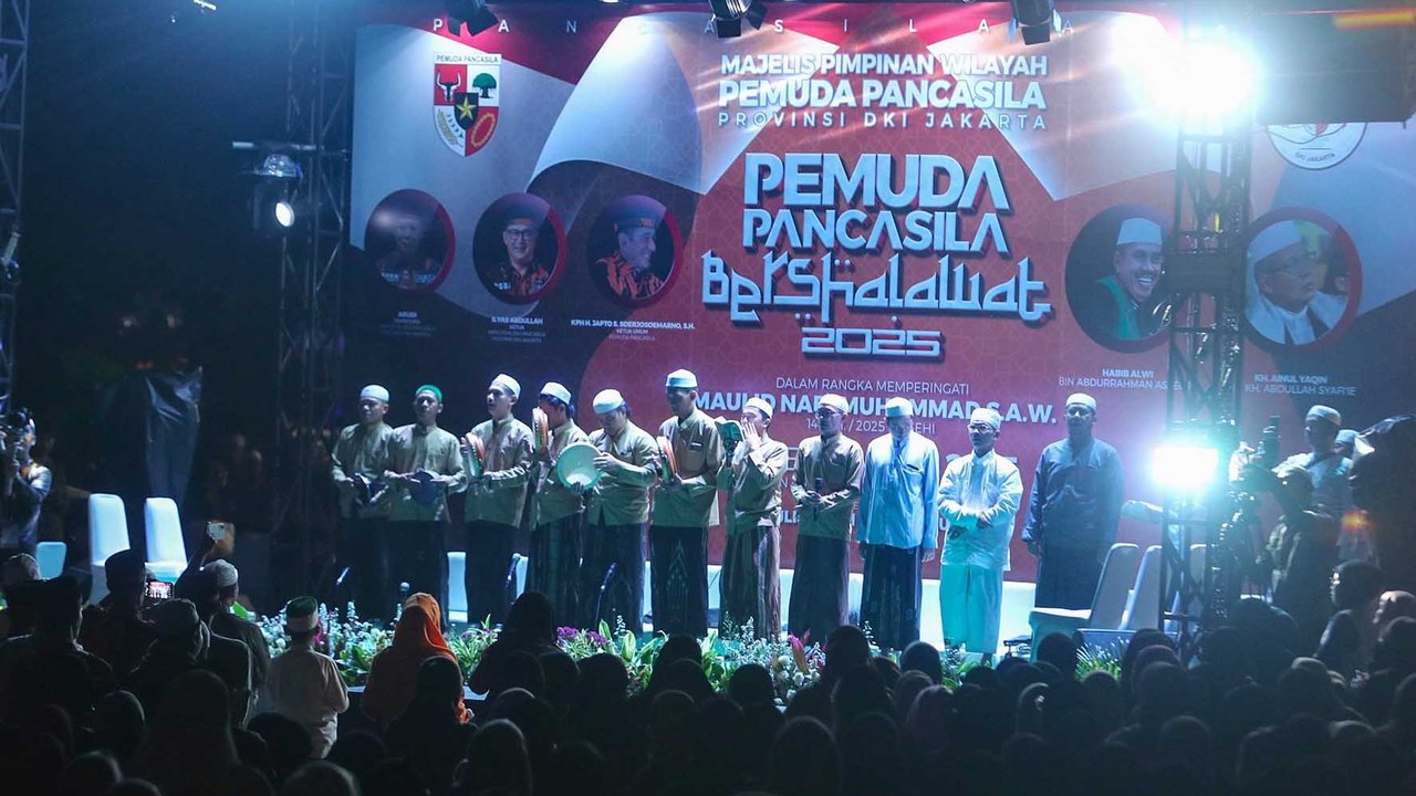 Warga saat menghadiri “Pemuda Pancasila Bershalawat dan Doa untuk Negeri” di Tugu Proklamasi, Jakarta Pusat, Senin (30/9) malam