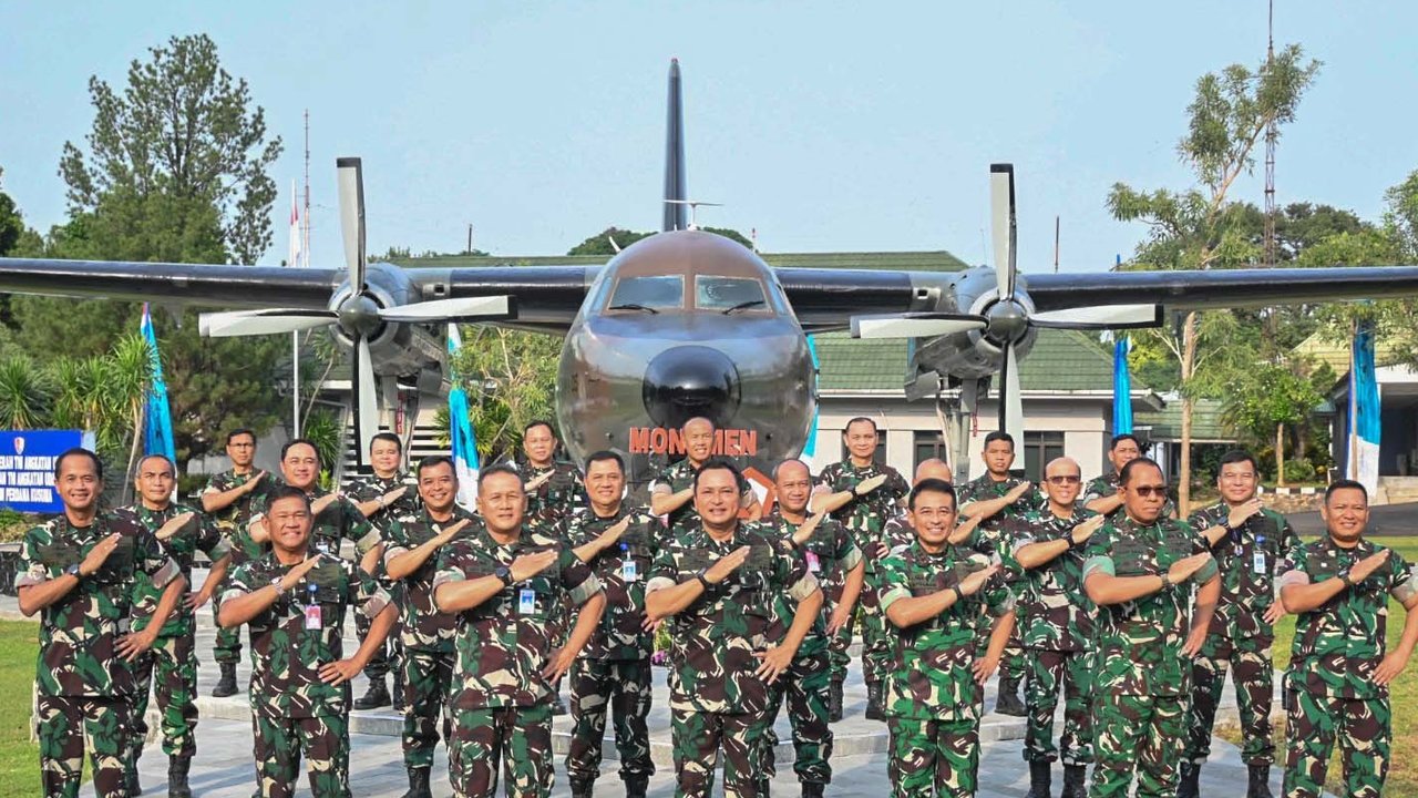 Kepala Staf Angkatan Udara (Kasau) Marsekal TNI M. Tonny Harjono bersama Panglima Komando Operasi Udara Nasional (Pangkoopsudnas) Marsdya TNI Minggit Tribowo dan pejabat teras TNI AU   saat peresmian monumen pesawat Fokker F-27 di Lanud Halim Perdanakusuma, Jakarta, Senin (29/9/2025).