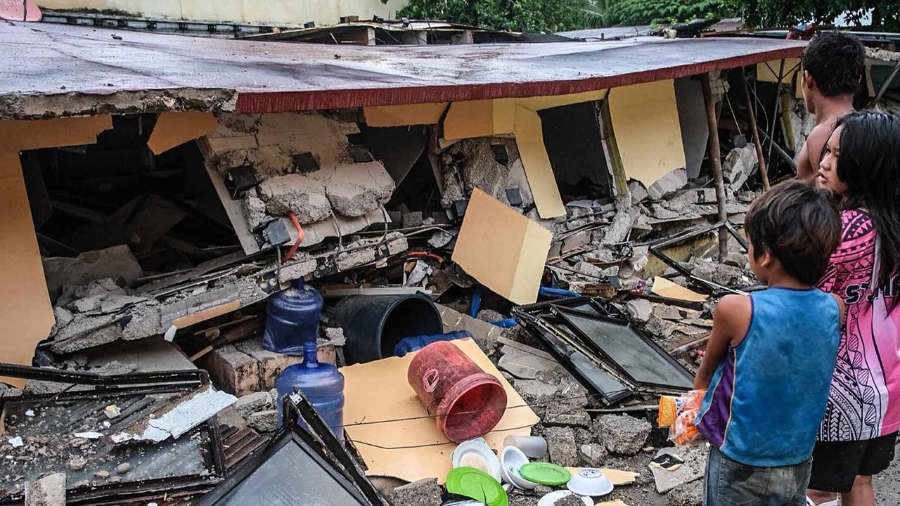Warga melihat bangunan yang runtuh di Kota Bogo, Provinsi Cebu, setelah gempa bumi dahsyat melanda Kota Bogo, Provinsi Cebu, Filipina tengah, Rabu (01/10/2025).