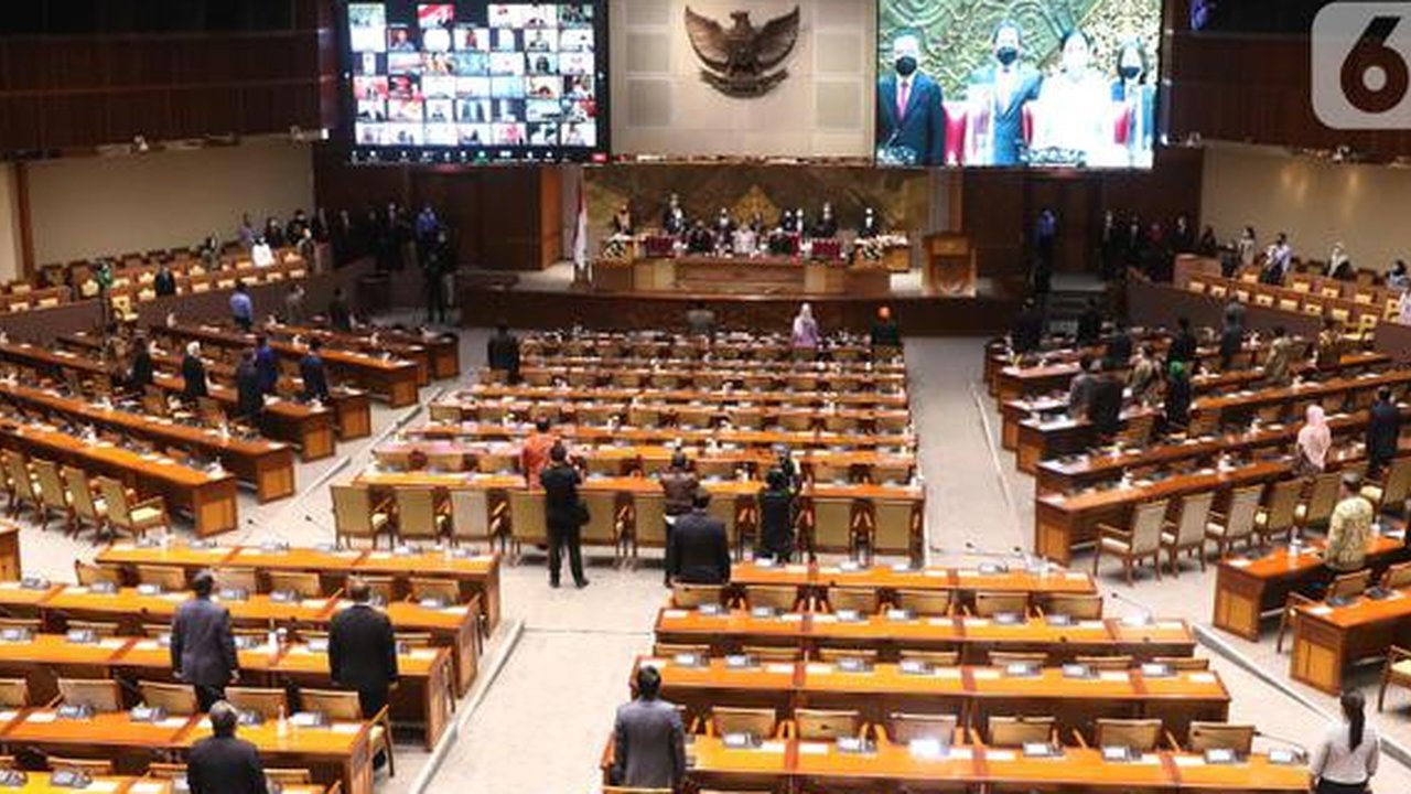 Suasana rapat paripurna ke-15 masa sidang IV tahun 2020-2021 di Kompleks Parlemen, Senayan, Jakarta, Selasa (23/3/2021). Rapat beragendakan mendengar laporan Baleg DPR terkait penetapan prole